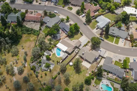 View/Area - 390 Woodhill Dr, Redding, CA 96003 photo 9 of 14