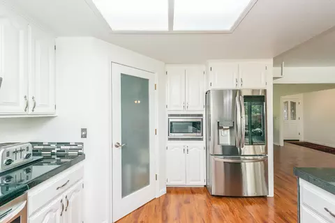 Kitchen - 390 Woodhill Dr, Redding, CA 96003 photo 6 of 7