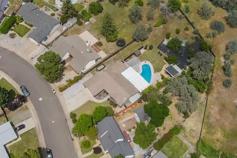View/Area - 390 Woodhill Dr, Redding, CA 96003 photo 5 of 14