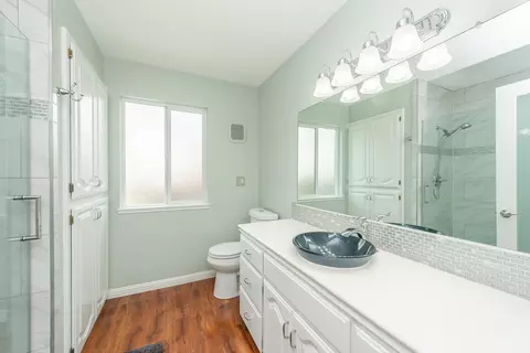 Bath - 390 Woodhill Dr, Redding, CA 96003 photo 2 of 5