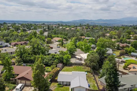 View/Area - 390 Woodhill Dr, Redding, CA 96003 photo 2 of 14