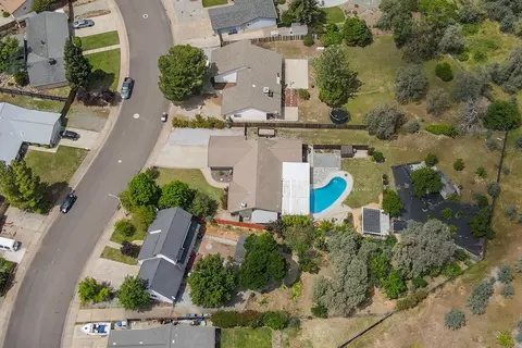 View/Area - 390 Woodhill Dr, Redding, CA 96003 photo 6 of 14