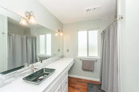 Bath - 390 Woodhill Dr, Redding, CA 96003 photo 4 of 5