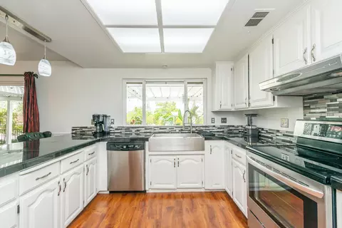 Kitchen - 390 Woodhill Dr, Redding, CA 96003 photo 3 of 7