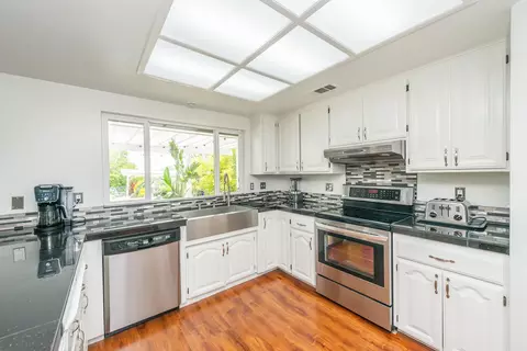 Kitchen - 390 Woodhill Dr, Redding, CA 96003 photo 2 of 7