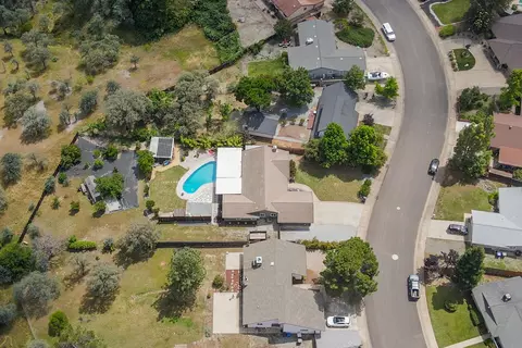 View/Area - 390 Woodhill Dr, Redding, CA 96003 photo 10 of 14