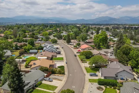 View/Area - 390 Woodhill Dr, Redding, CA 96003 photo 3 of 14