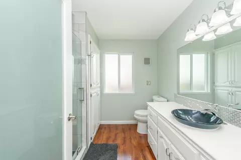 Bath - 390 Woodhill Dr, Redding, CA 96003 photo 1 of 5