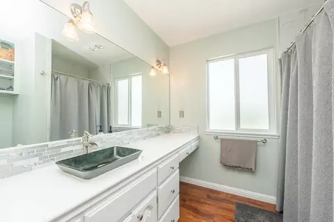 Bath - 390 Woodhill Dr, Redding, CA 96003 photo 5 of 5