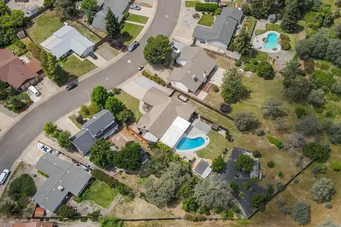View/Area - 390 Woodhill Dr, Redding, CA 96003 photo 7 of 14
