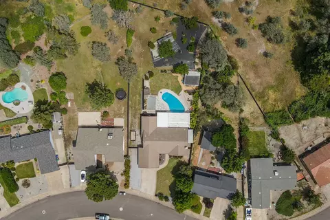 View/Area - 390 Woodhill Dr, Redding, CA 96003 photo 4 of 14