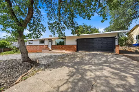 1448 Mistletoe Ln, Redding, CA 96002