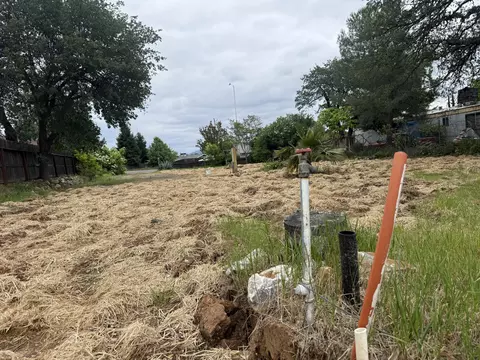 949 August Way, Redding, CA 96003 photo 2