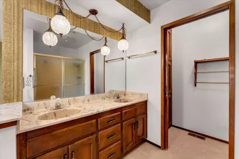 Bath - 6909 Granada Dr, Redding, CA 96002 photo 1 of 4