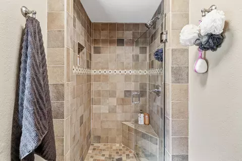 Bath - 2810 Lakewood Dr, Redding, CA 96001 photo 3 of 5