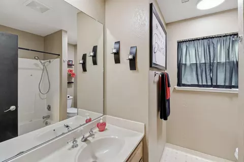Bath - 2810 Lakewood Dr, Redding, CA 96001 photo 5 of 5