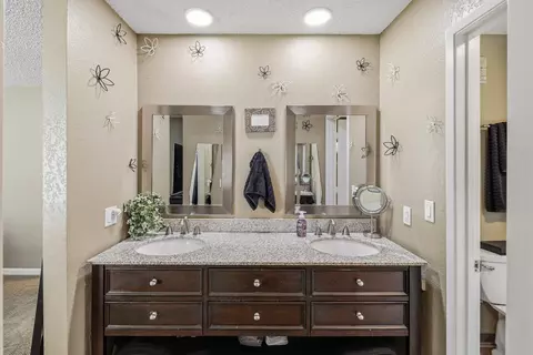 Bath - 2810 Lakewood Dr, Redding, CA 96001 photo 2 of 5