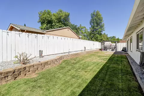 Exterior - 2810 Lakewood Dr, Redding, CA 96001 photo 9 of 10
