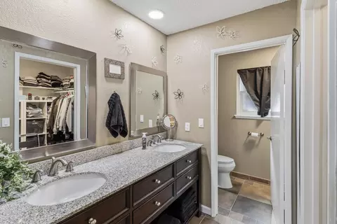 Bath - 2810 Lakewood Dr, Redding, CA 96001 photo 1 of 5