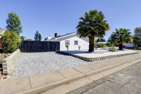 Exterior - 2810 Lakewood Dr, Redding, CA 96001 photo 3 of 10