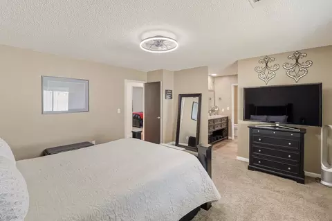 Bedroom - 2810 Lakewood Dr, Redding, CA 96001 photo 4 of 6