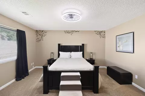 Bedroom - 2810 Lakewood Dr, Redding, CA 96001 photo 2 of 6