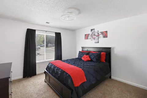Bedroom - 2810 Lakewood Dr, Redding, CA 96001 photo 5 of 6
