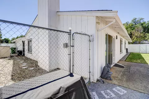 Exterior - 2810 Lakewood Dr, Redding, CA 96001 photo 7 of 10