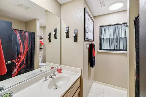 Bath - 2810 Lakewood Dr, Redding, CA 96001 photo 4 of 5