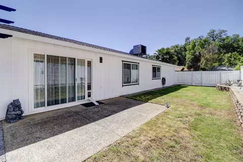 Exterior - 2810 Lakewood Dr, Redding, CA 96001 photo 5 of 10
