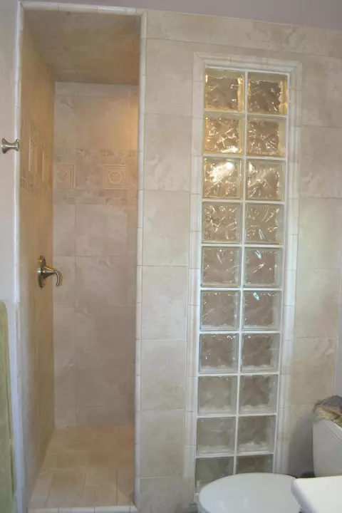 Bath - 6671 Creekside St, Redding, CA 96001 photo 2 of 4