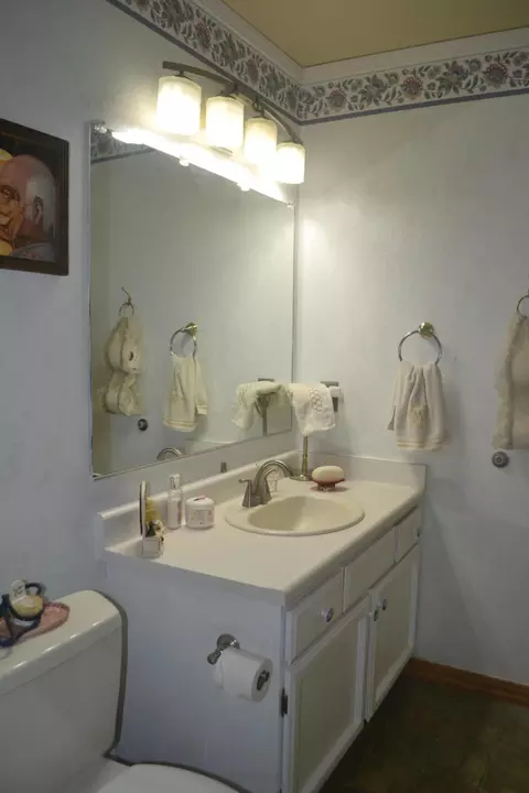 Bath - 6671 Creekside St, Redding, CA 96001 photo 3 of 4