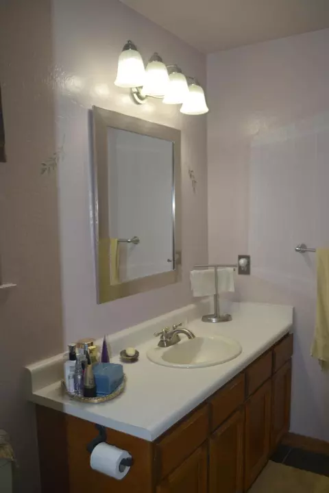 Bath - 6671 Creekside St, Redding, CA 96001 photo 1 of 4
