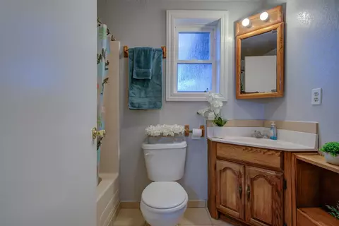 Bath - 3267 E Bailey Dr, Anderson, CA 96007 photo 3 of 4