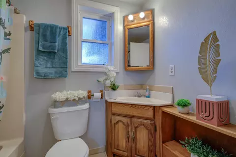 Bath - 3267 E Bailey Dr, Anderson, CA 96007 photo 4 of 4
