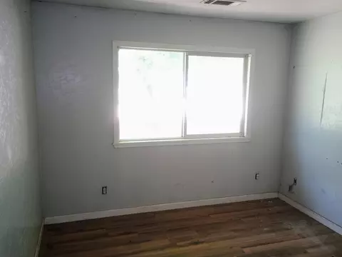 Bedroom - 14425 Holiday Rd, Redding, CA 96003 photo 3 of 4