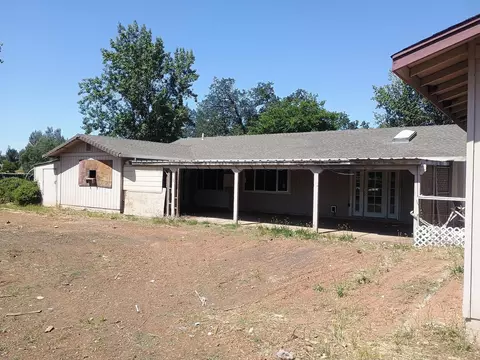 Exterior - 14425 Holiday Rd, Redding, CA 96003 photo 4 of 10