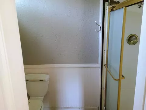 Bath - 14425 Holiday Rd, Redding, CA 96003 photo 3 of 3