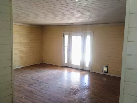 Living - 14425 Holiday Rd, Redding, CA 96003 photo 2 of 3