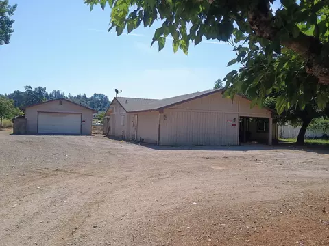 Exterior - 14425 Holiday Rd, Redding, CA 96003 photo 5 of 10