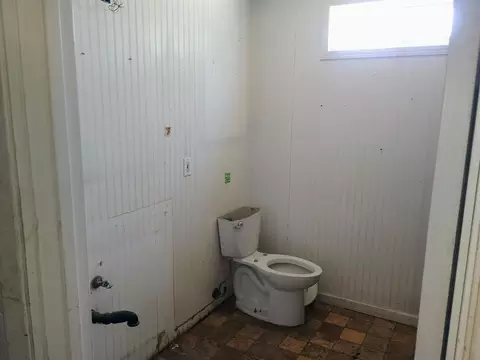 Bath - 14425 Holiday Rd, Redding, CA 96003 photo 2 of 3