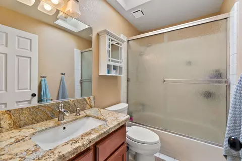 Bath - 2373 Calle Seca Ct, Redding, CA 96002 photo 4 of 5