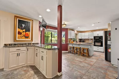 Kitchen - 2373 Calle Seca Ct, Redding, CA 96002 photo 4 of 6