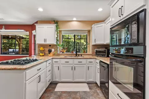 Kitchen - 2373 Calle Seca Ct, Redding, CA 96002 photo 2 of 6