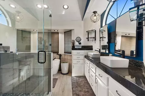 Bath - 2373 Calle Seca Ct, Redding, CA 96002 photo 1 of 5