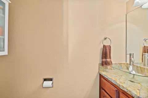 Bath - 2373 Calle Seca Ct, Redding, CA 96002 photo 5 of 5