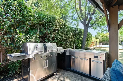 Kitchen - 2373 Calle Seca Ct, Redding, CA 96002 photo 6 of 6