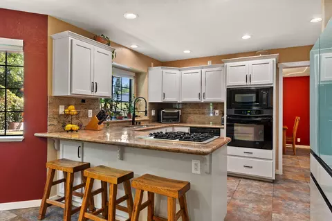 Kitchen - 2373 Calle Seca Ct, Redding, CA 96002 photo 3 of 6