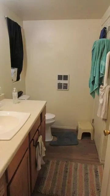 Bath - 1933 Eureka Way, Redding, CA 96001 photo 5 of 9