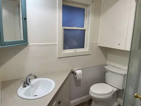 Bath - 1933 Eureka Way, Redding, CA 96001 photo 7 of 9